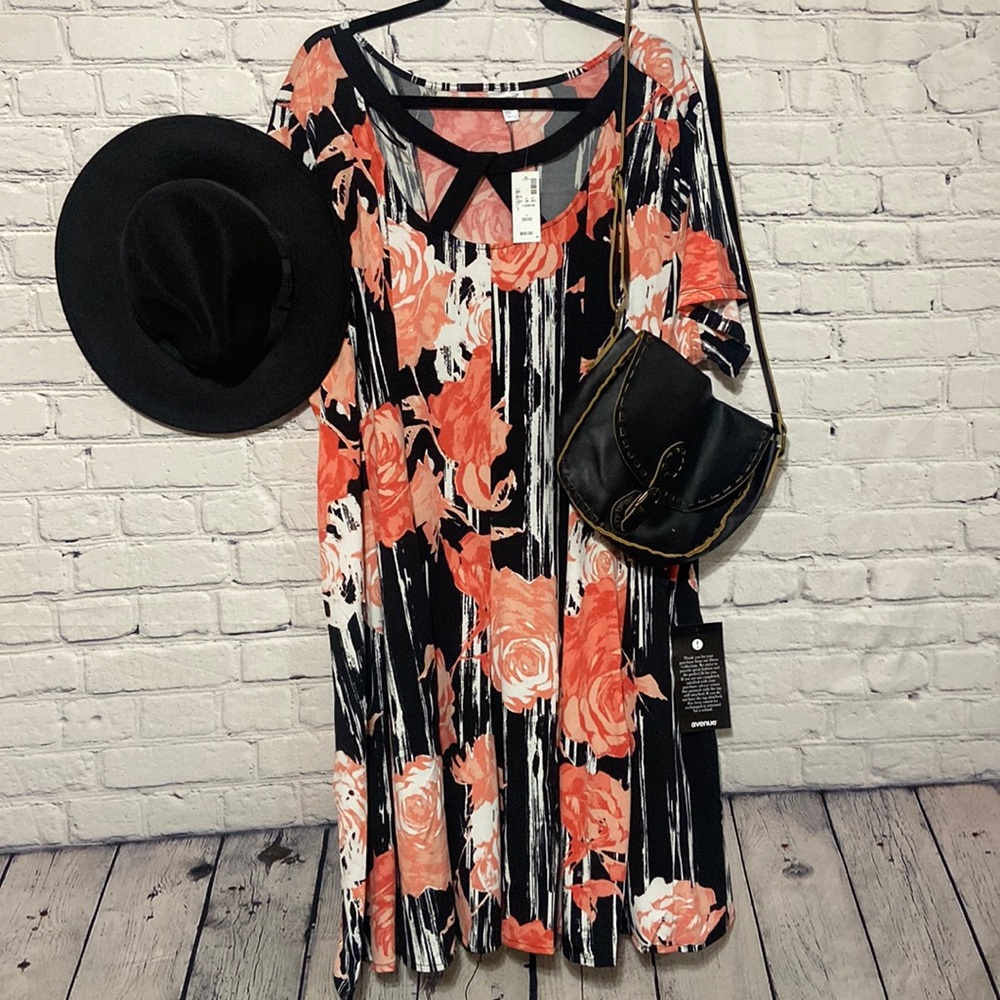 Avenue / 30/32/ Flowy Dress
